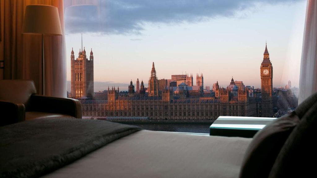 Ez a hatalmas, modern szálloda közvetlenül a Temze partján, a Westminster híd lábánál található.