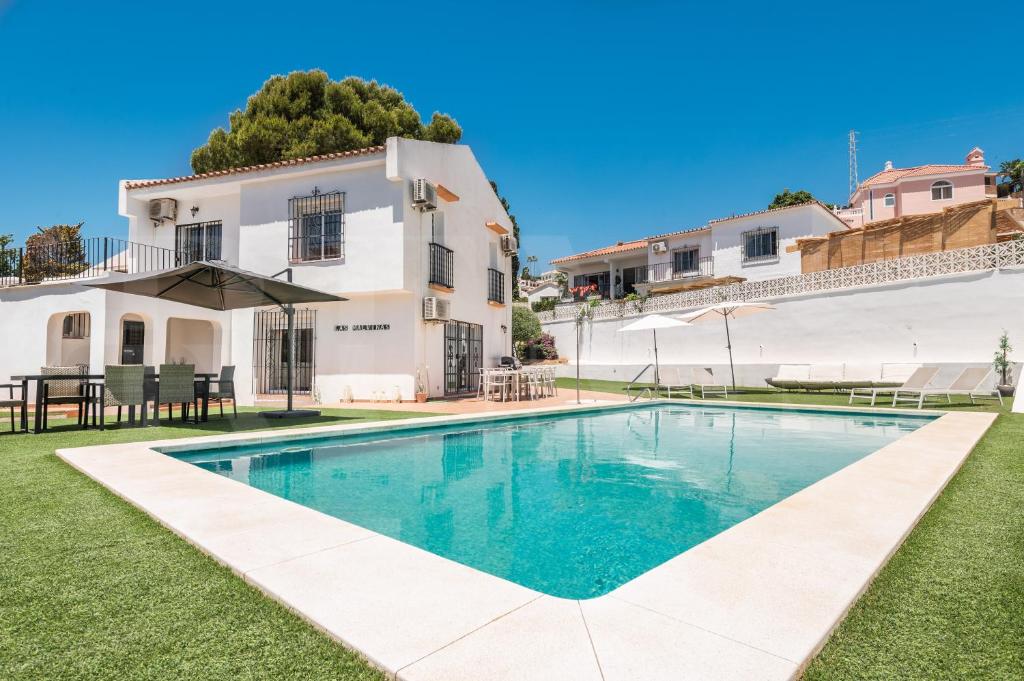 Relaxing Villa with Pool, Garden & Parking REMS
