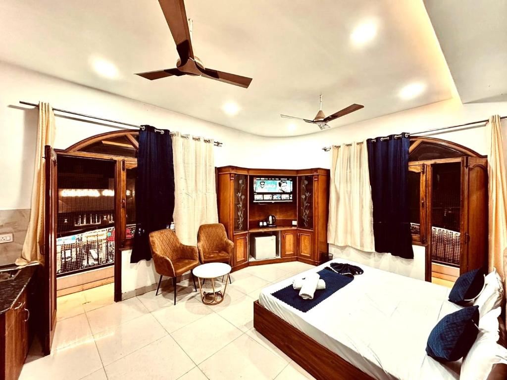 ein Schlafzimmer mit einem Bett und einem Fernseher in der Unterkunft Hotel Royal Corner - 500 Meters Near Golden Temple in Amritsar