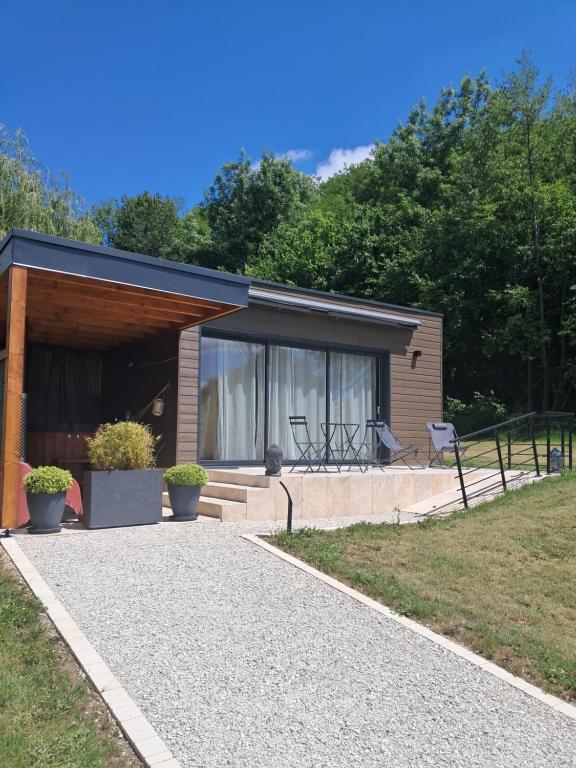 a small house with a pathway leading to it at Le Lodge d'Amélie in Diémoz