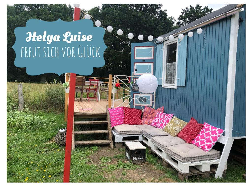 a sign in front of a tiny house at Bauwagen im Apfelgarten in Winsen