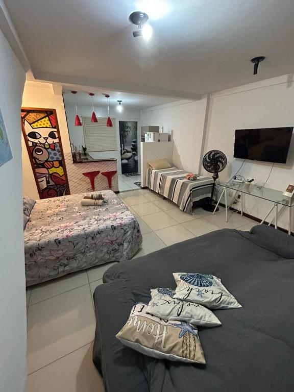 a hotel room with two beds and a television at Hospedagem Dorna Casa 6A Itaguaí in Itaguaí
