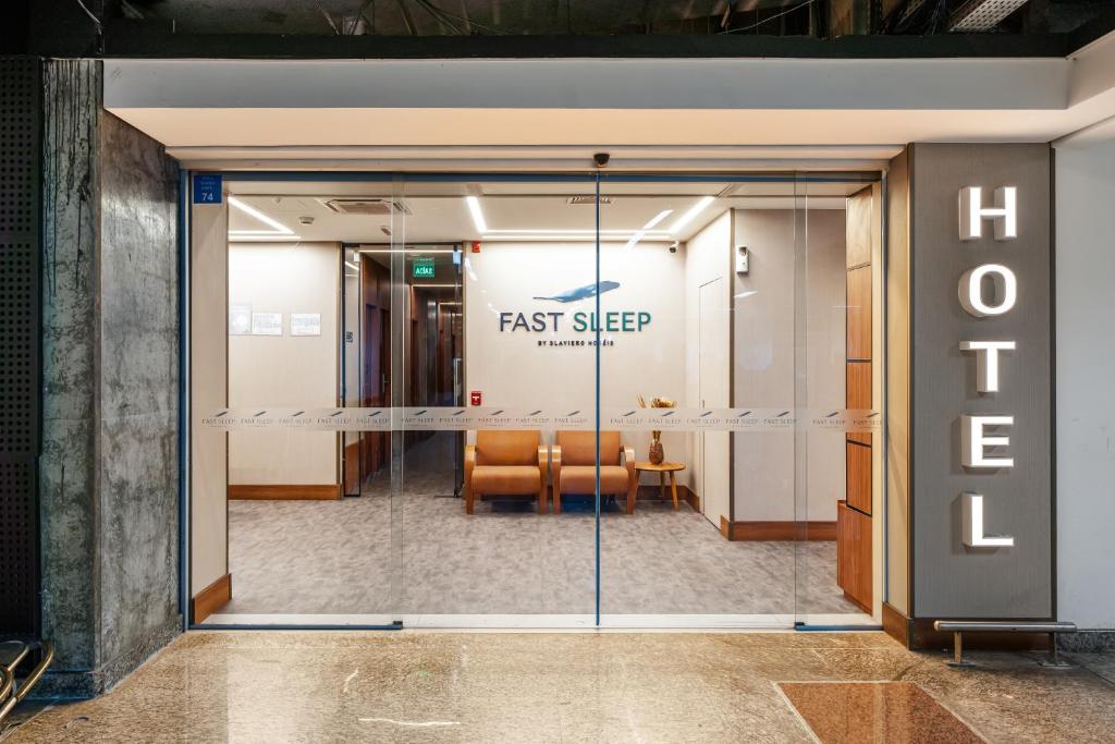 a conference room with glass doors and a sign that reads faststep at Fast Sleep Guarulhos by Slaviero Hotéis in Guarulhos