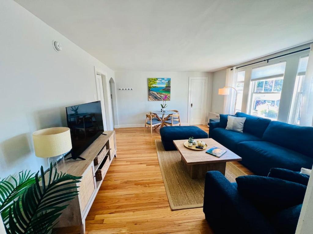 a living room with a blue couch and a tv at Inn on Willard in South Portland