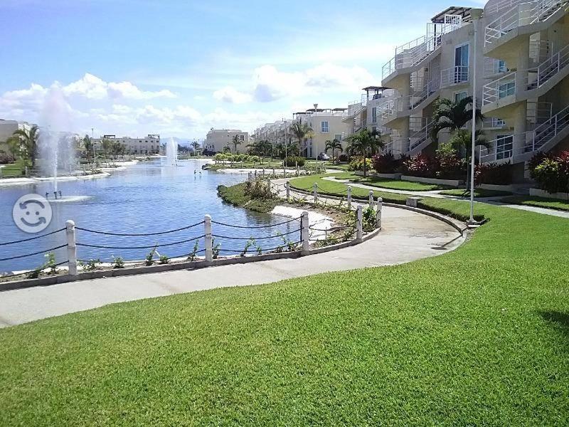 un parque con una fuente en medio de un estanque en Alexia Marina Diamante, en Acapulco