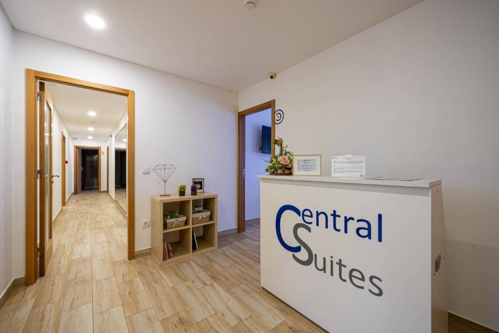 a entrance to an office with a sign for central services at Central Suítes 1 in São João da Madeira