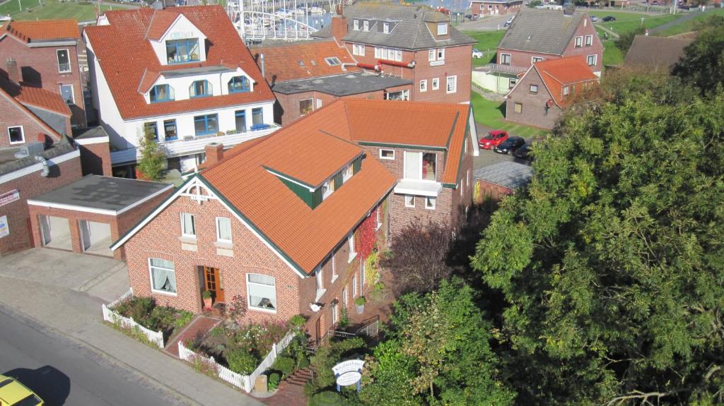 uma vista aérea de um bairro residencial com casas em das Fischerhus em Bensersiel