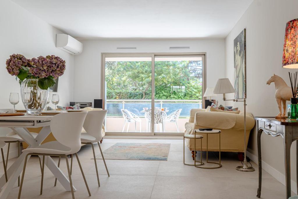 La Roya Luxury Apt Near Beach Pool AC Parking