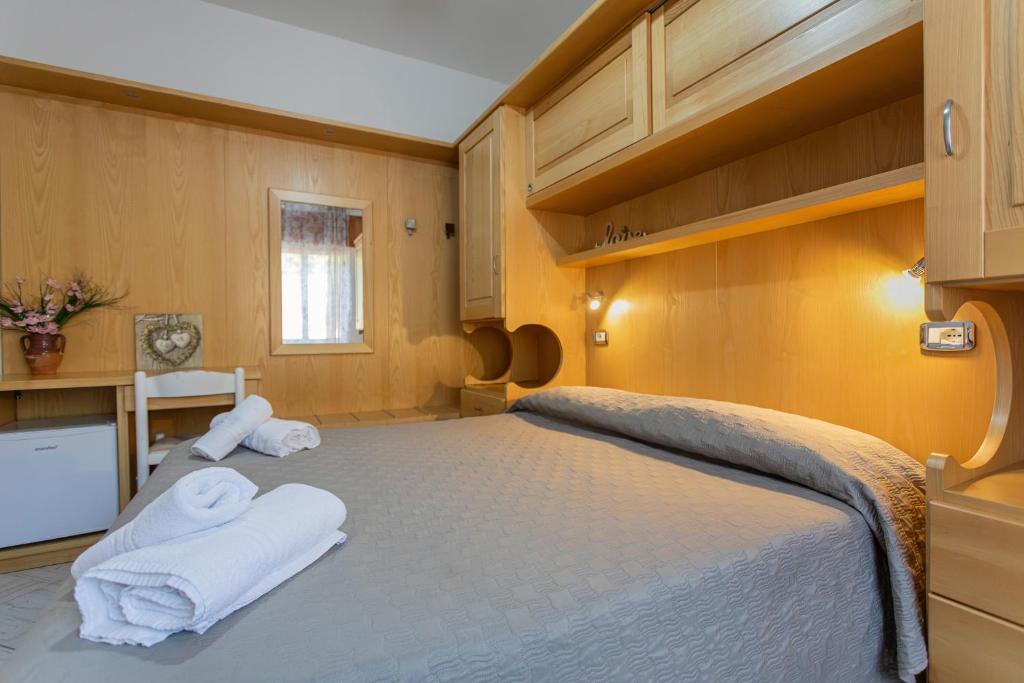 a bedroom with a bed with towels on it at Agriturismo EUCALIPTO in Perdifumo