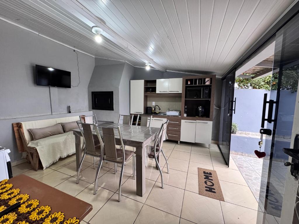 a kitchen and dining room with a table and chairs at Casa de Fundos com 2 QuartosWi-fi e Estacionamento in Lages