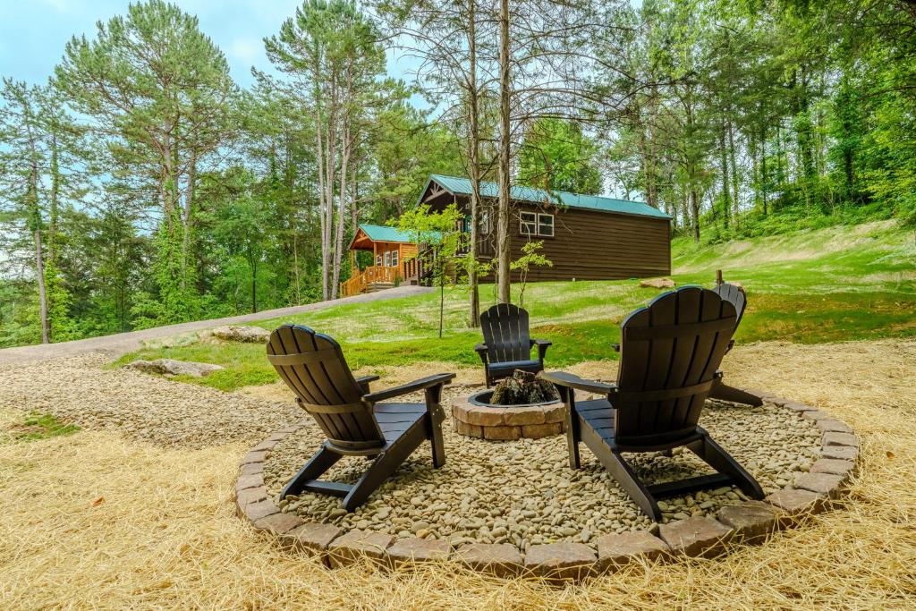 a group of three chairs sitting around a fire pit at Bonnie & Clyde in Cate crossroad