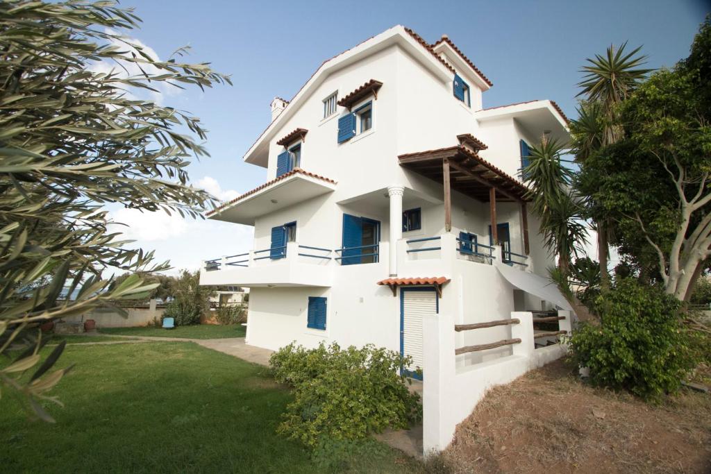 Casa blanca con ventanas azules y patio en Mantilida Villa & Studio en Kissamos