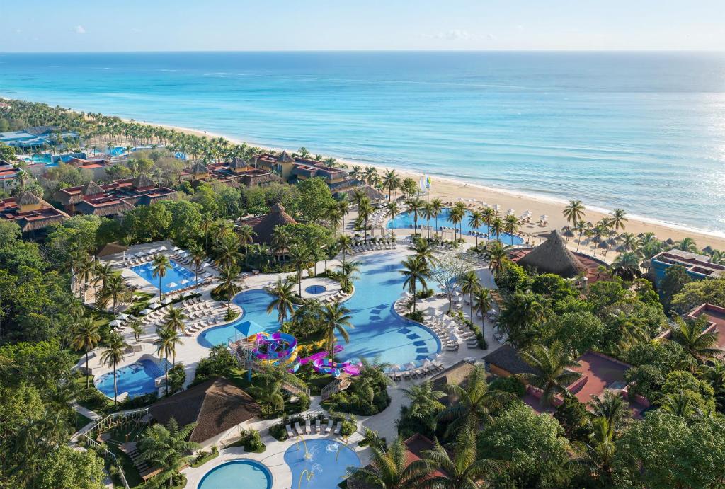 eine Luftaufnahme des Resorts und des Strandes in der Unterkunft Iberostar Waves Tucan - All Inclusive in Playa del Carmen
