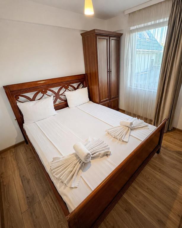 ein Schlafzimmer mit einem großen Bett, auf dem Handtücher liegen in der Unterkunft Hotel Manea Hub in Orşova