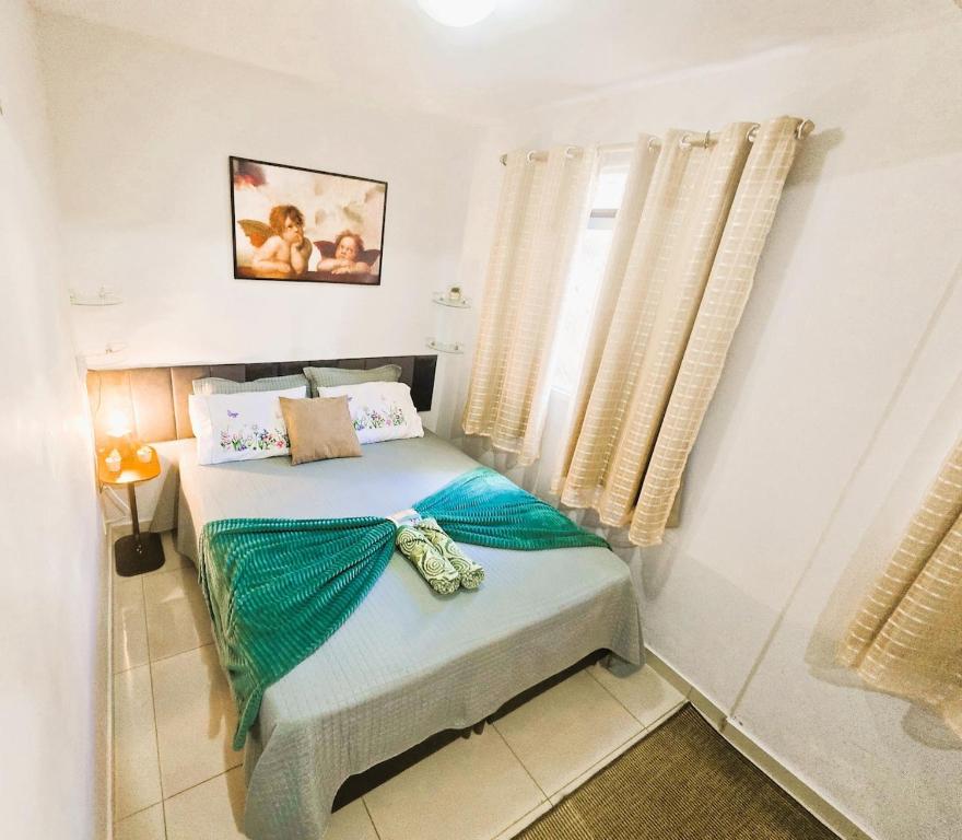 a small bedroom with a bed and a window at Apto Térreo p/6 Pessoas Próx Aeroporto e Shopping in Várzea Grande