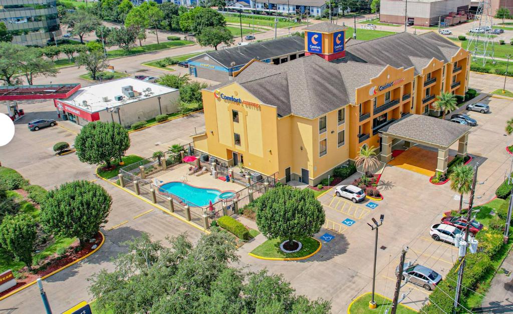 an overhead view of a hotel with a pool at Comfort Suites Westchase Houston Energy Corridor in Houston