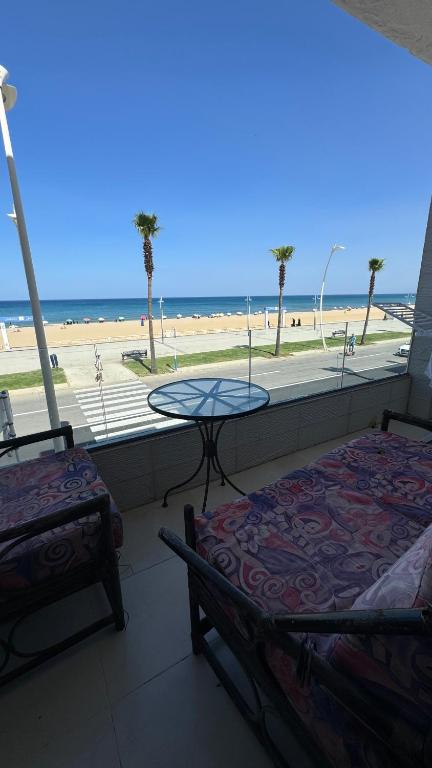 a room with a table and a view of the beach at appartement pieds dans l'eau in Martil