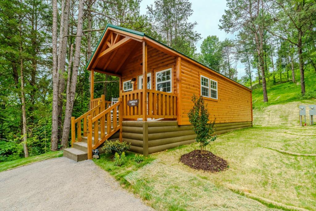a small cabin in the middle of a forest at Buffalo Bill in Cate crossroad
