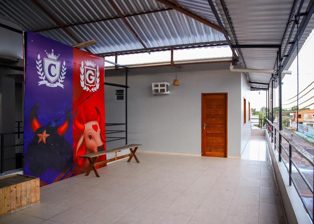 a room with a bench and a painting on the wall at Anahí Pousada in Parintins