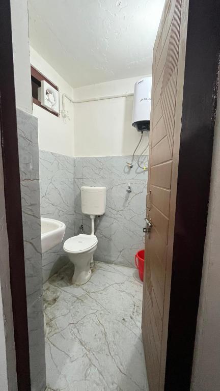 a bathroom with a toilet and a sink at Jhalaram house in Kedārnāth