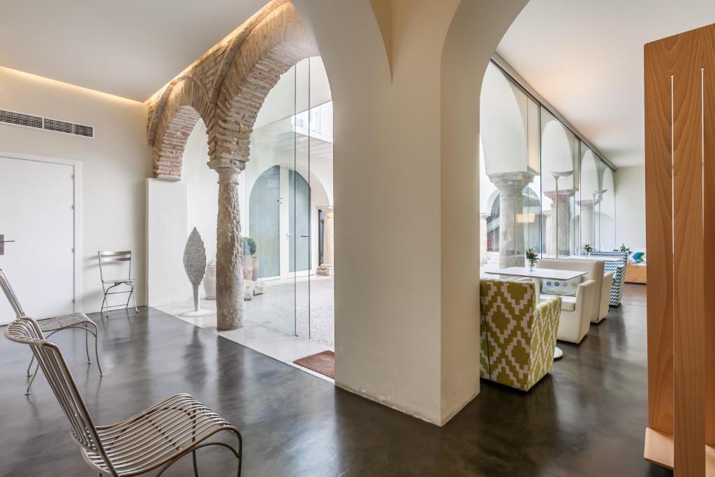 a kitchen and living room with a table and chairs at Hotel Viento10 in Córdoba