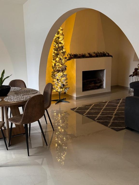 ein Esszimmer mit Weihnachtsbaum und Kamin in der Unterkunft Casa Arce in Hermosillo