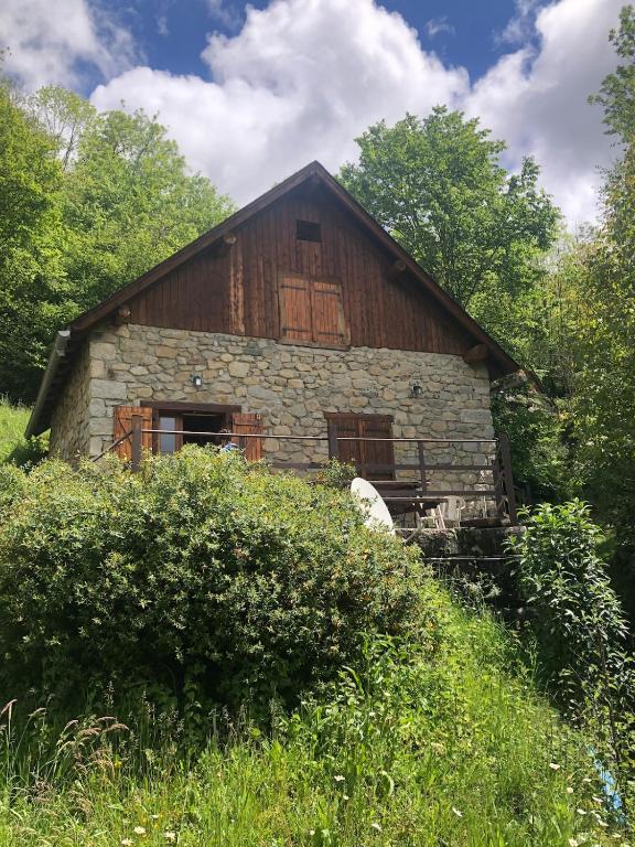 an old stone barn in the middle of a field at Chalet individuel à Ustou 09 in Ustou