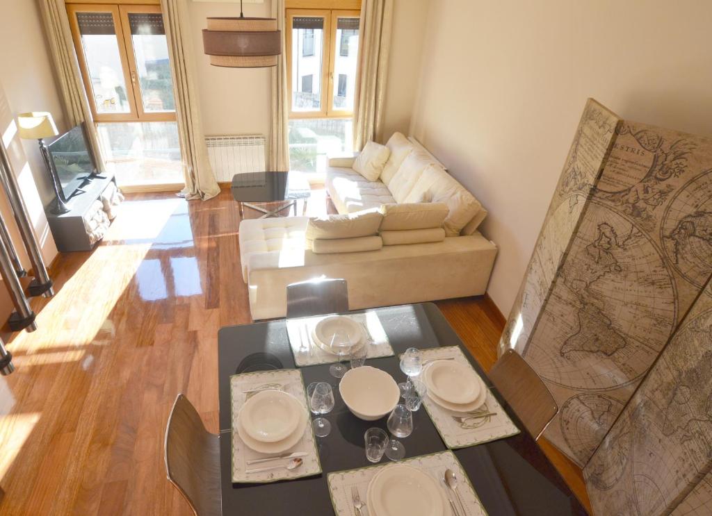 a living room with a table and a couch at Dúplex Sierpes centro parking opcional in Salamanca