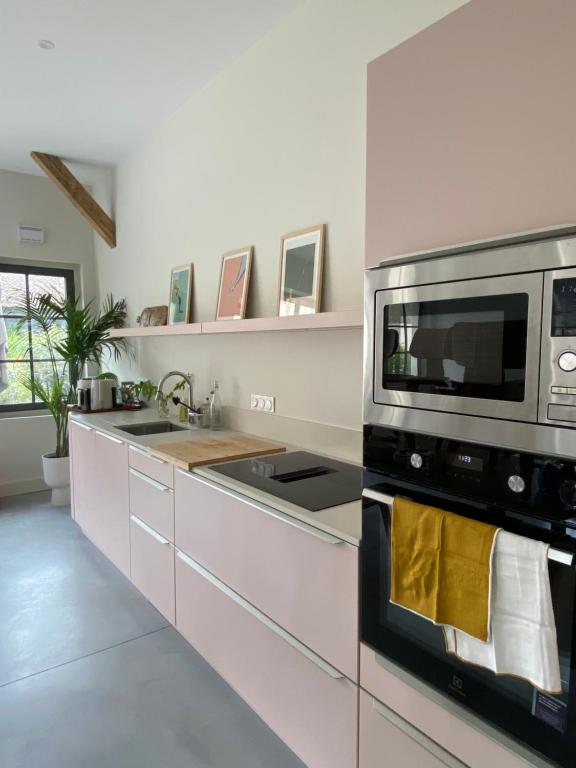 a kitchen with a microwave and a sink at Loft au château in Thonon-les-Bains