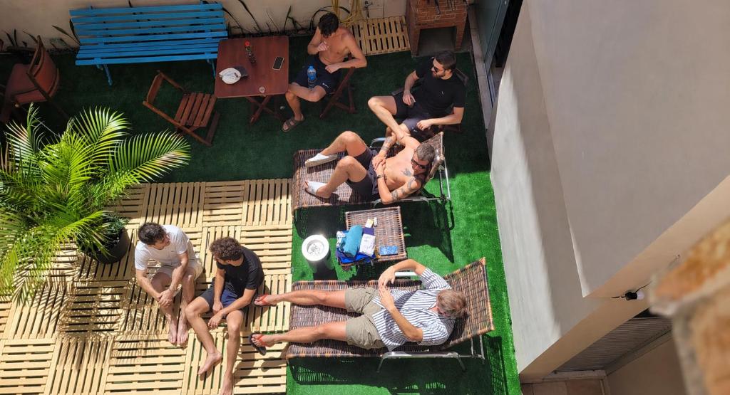 a group of men sitting around a swimming pool at Matianellu SP in São Paulo