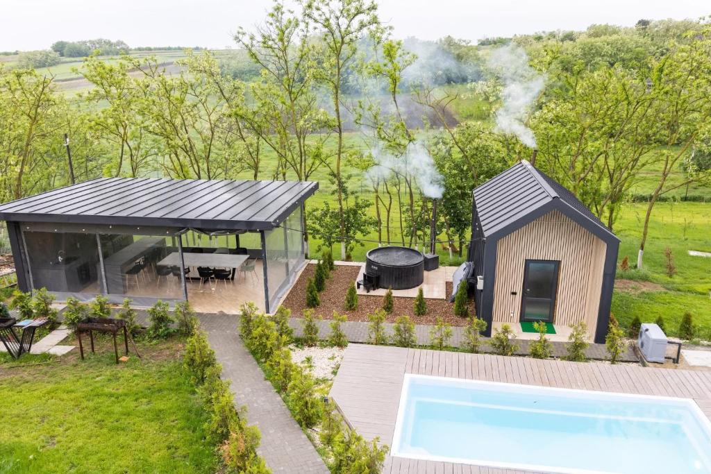 an overhead view of a tiny house with a swimming pool at Agropensiunea TreiFrati in Dărcăuţi