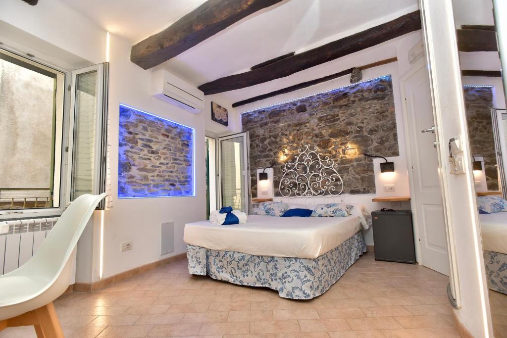 a bedroom with a large bed and a stone wall at Mezza Galea in Vernazza
