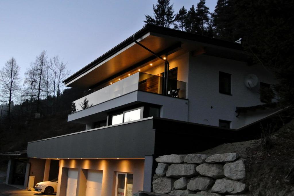 dom na wzgórzu z oświetleniem w obiekcie Alpine Appartement w mieście Oetz