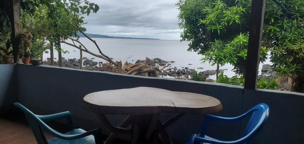a table and chairs with a view of the ocean at Calala House in Balgue