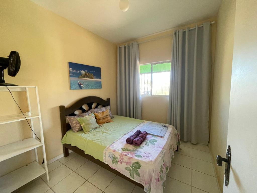 a bedroom with a bed and a window at Apartamento em Seabra in Seabra