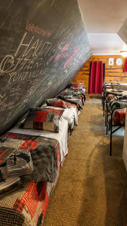 Nauti Otter Inn and Yurt Village - 混合宿舍间的单人床位 - 带共用浴室