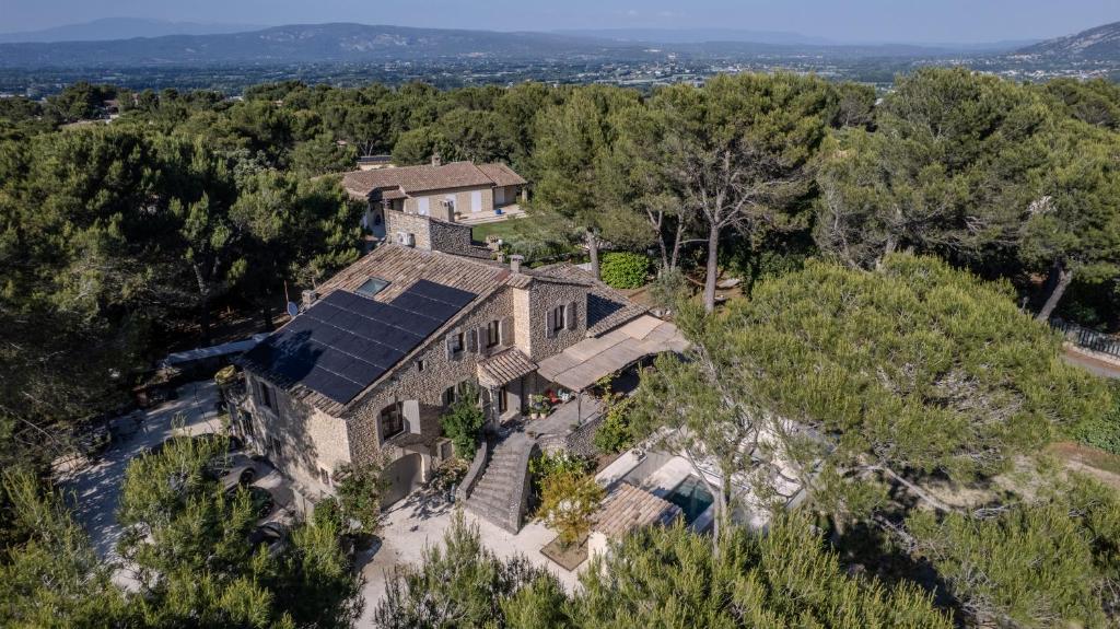 an aerial view of the house at LA BASTIDE De La Colline in Cavaillon