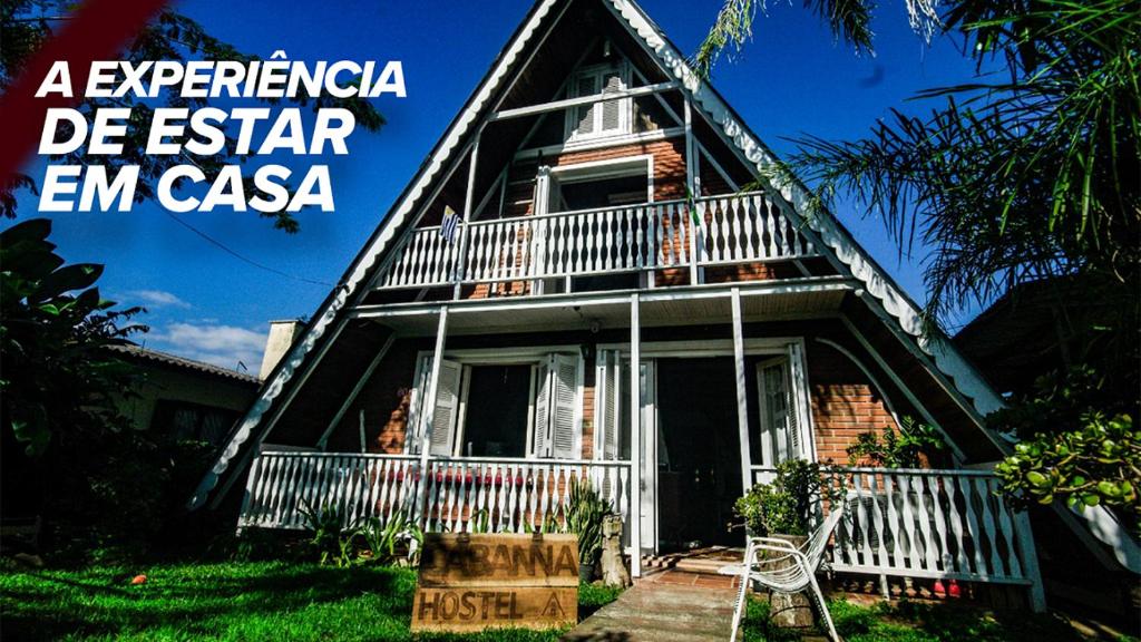a book cover of a house with the words a experience de agent em casa at Cabanna Hostel & Turismo in Candelária