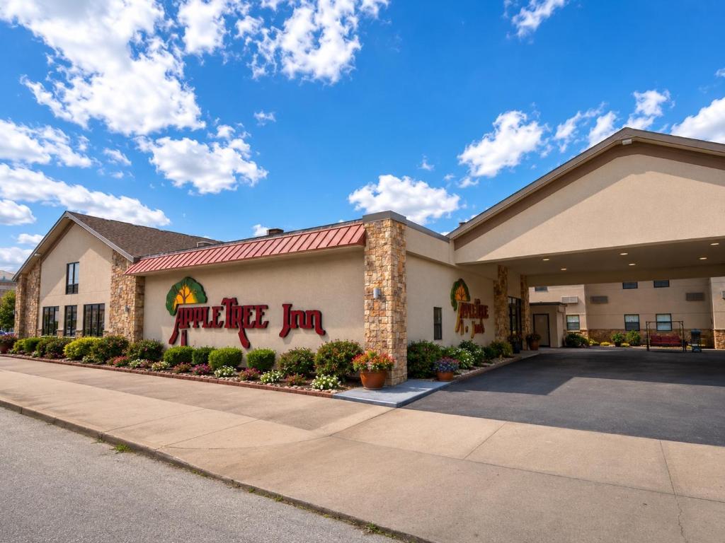 a front view of a hotel with a building at Apple Tree Inn in Independence