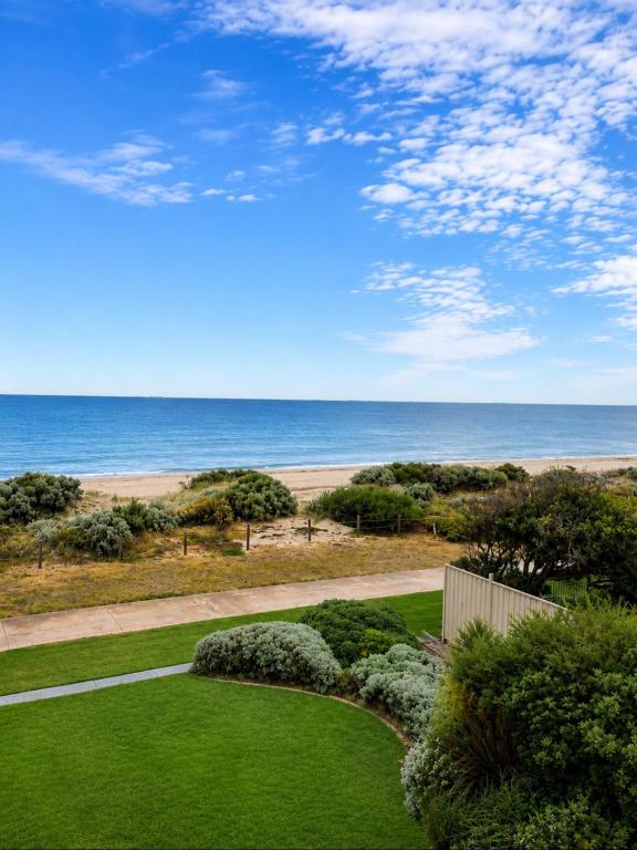 ein Garten mit Blick auf den Strand in der Unterkunft Semaphore beachfront in Semaphore