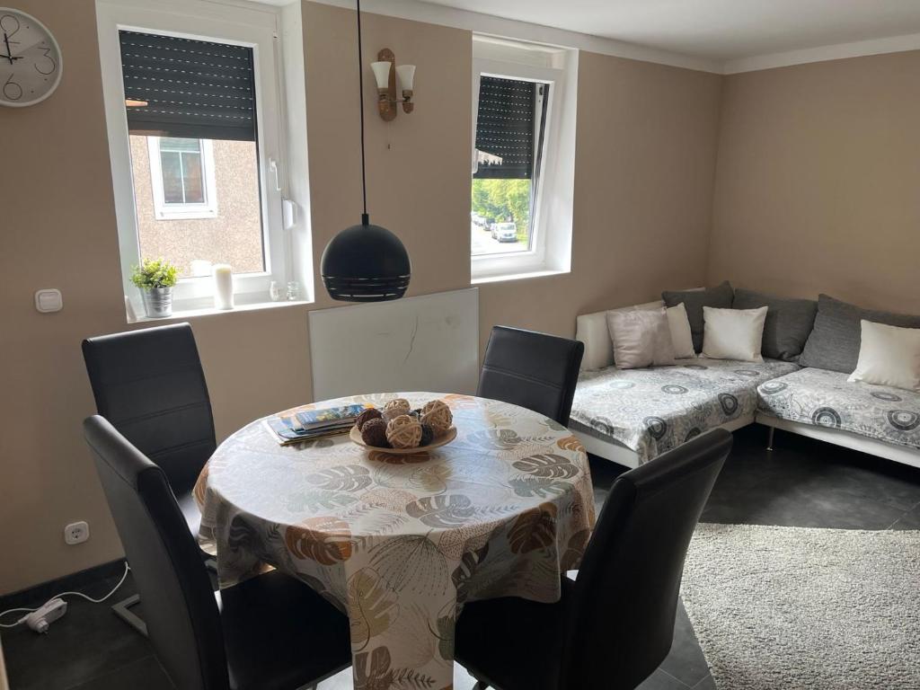 a living room with a table and a couch at FeWo Steineck leutenberg in Leutenberg