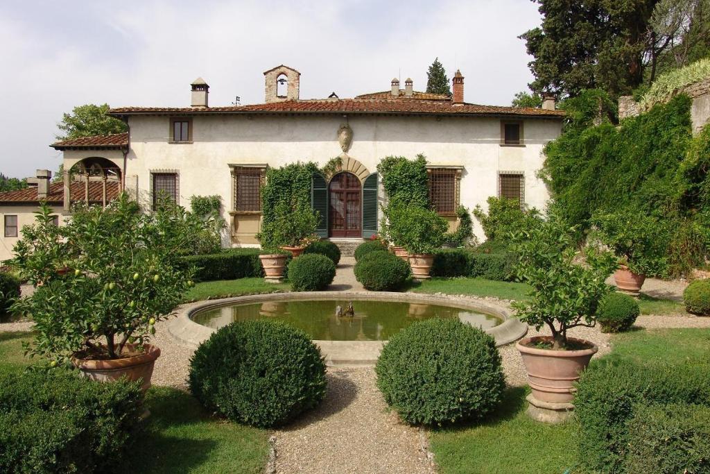 una casa antigua con jardín y estanque en Villa Rucellai, en Prato
