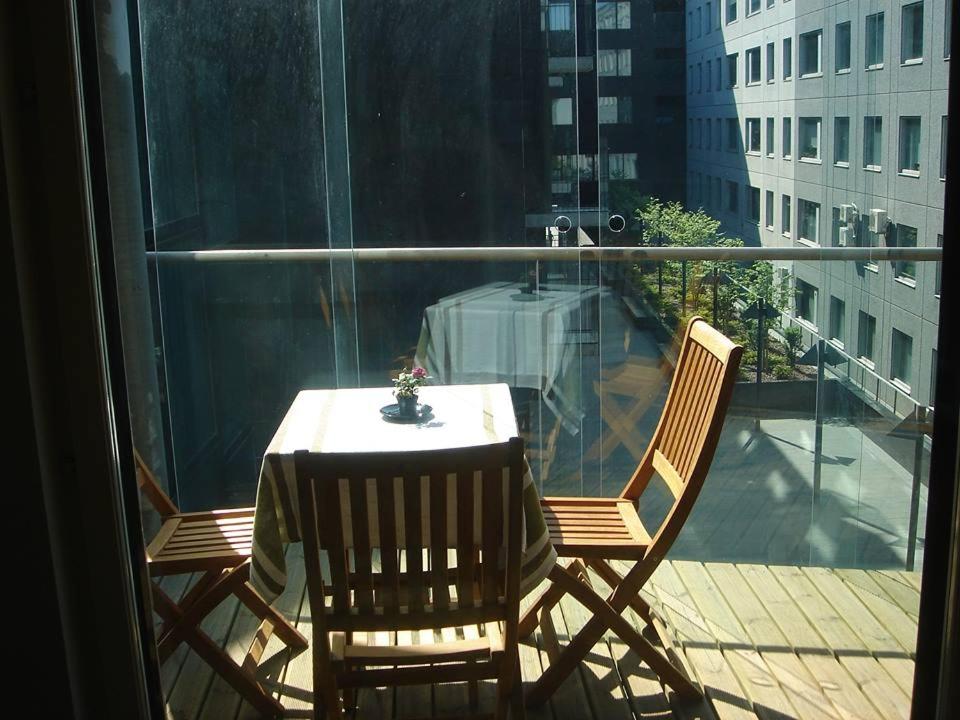 een tafel en 2 stoelen op een balkon met uitzicht bij Estinn Apartment in Tallinn