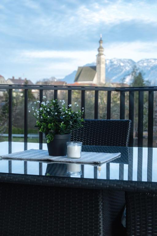 a table with a plant on top of a balcony at Ferienwohnung Kaiserblick in Anger