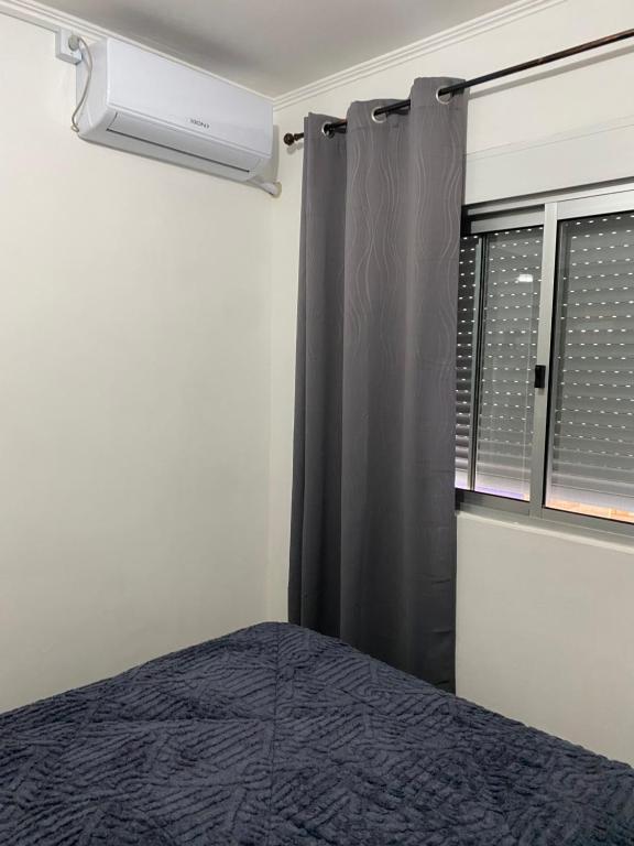 a bedroom with a bed and a window at Sitio Piruetas in Santana do Livramento