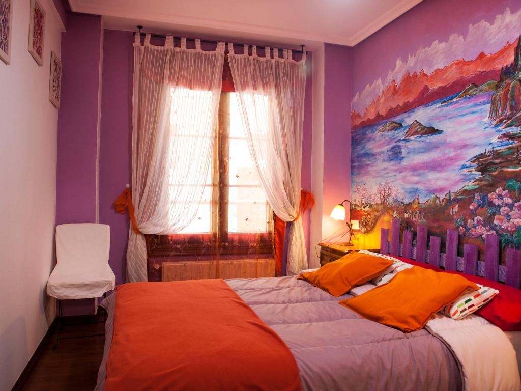 1 dormitorio con 1 cama y una pintura en la pared en Apto Cimavilla Santa Cándida junto Plaza Mayor VUT-114-AS, en Gijón
