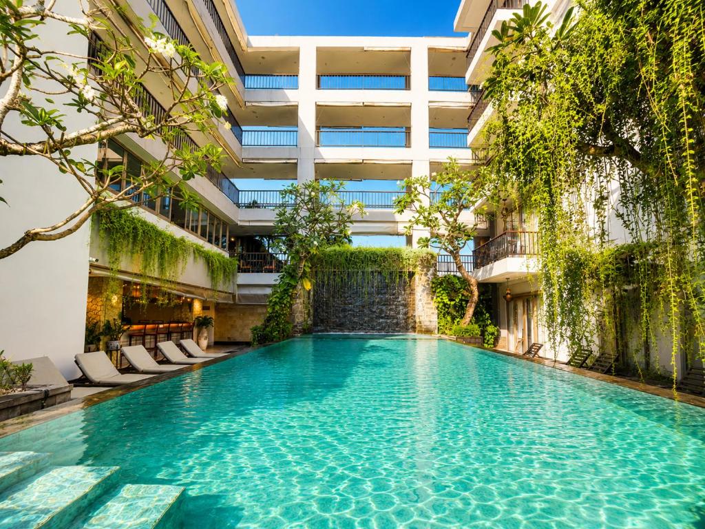 a swimming pool in the middle of a building at d'primahotel Petitenget Seminyak 2 in Seminyak