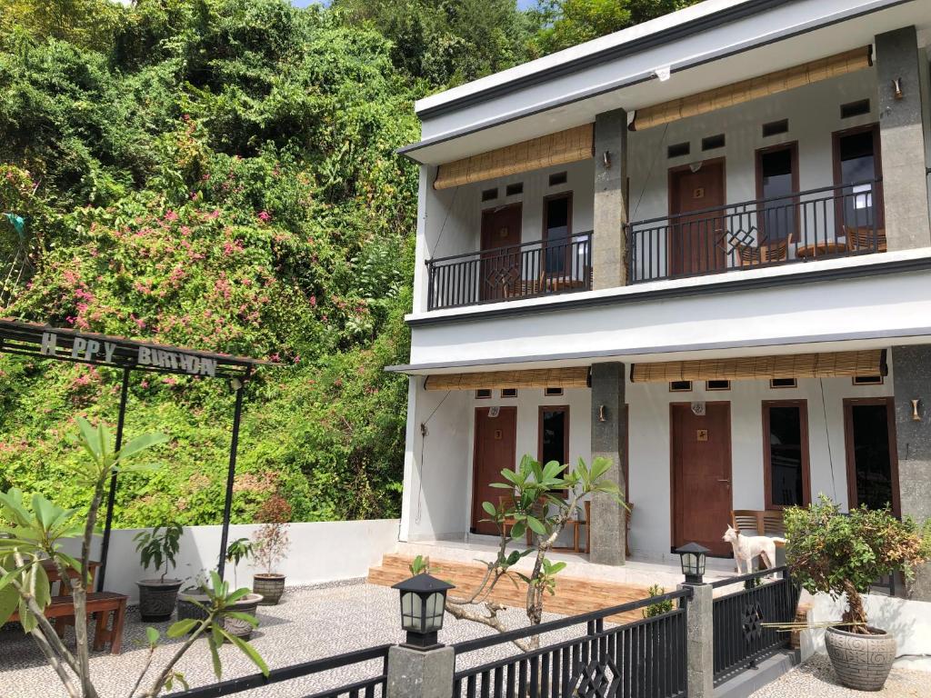 a building with a street sign in front of it at Naomi Homestay in Padangbai