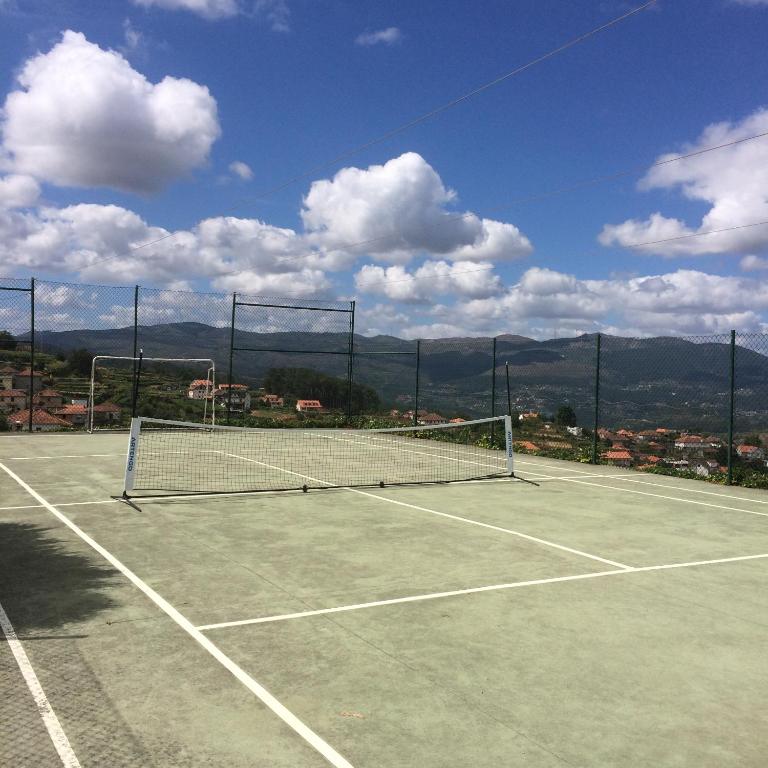 Tenis a/nebo squash v ubytování Refugio dos Cregos nebo okolí