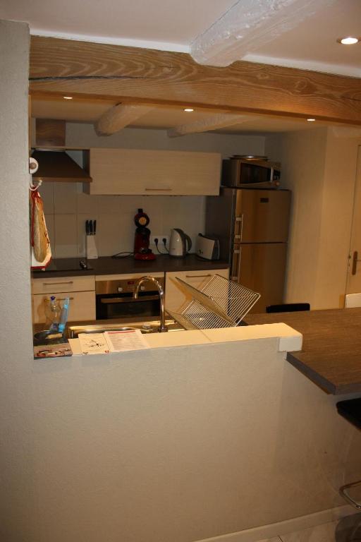 une cuisine avec un évier et un plan de travail dans l'établissement Gites des Dix Vins, à Dangolsheim